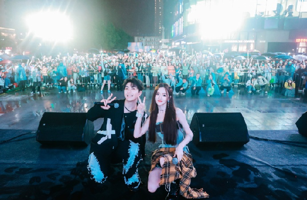 戴羽彤吴岱林同台演唱新歌囚