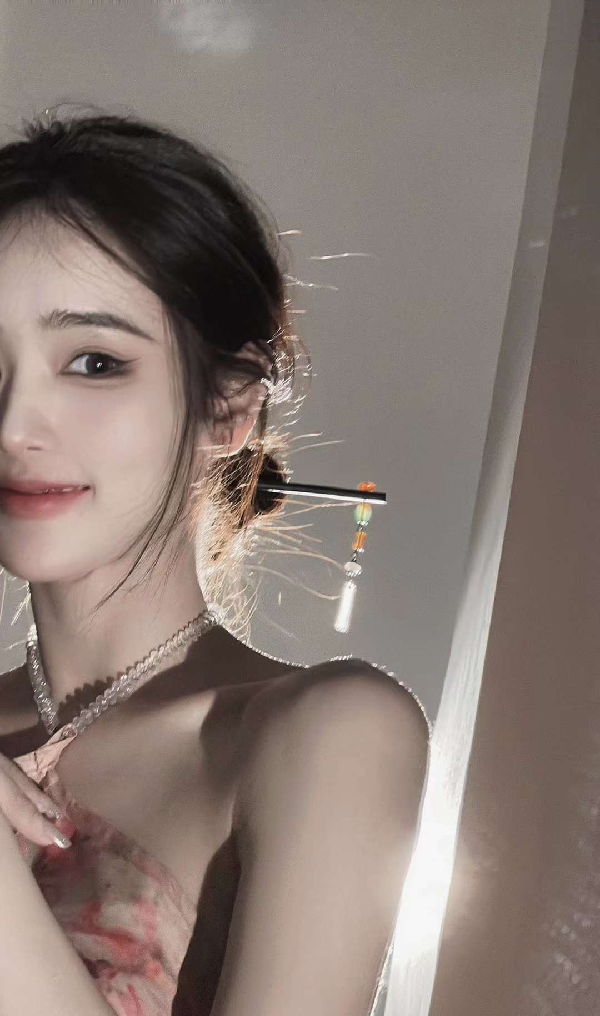 媚娘最新美照，闪闪发光迷人！