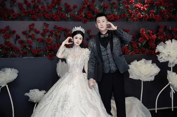 婚礼成谢亲友，雅乐晒婚礼现场照