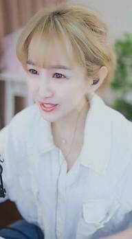 文儿与冯提莫比身高，都差不多