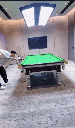 阿哲打台球,一杆进洞非常准!