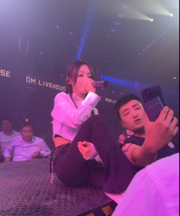 鱼闪闪live house演出燃爆全场