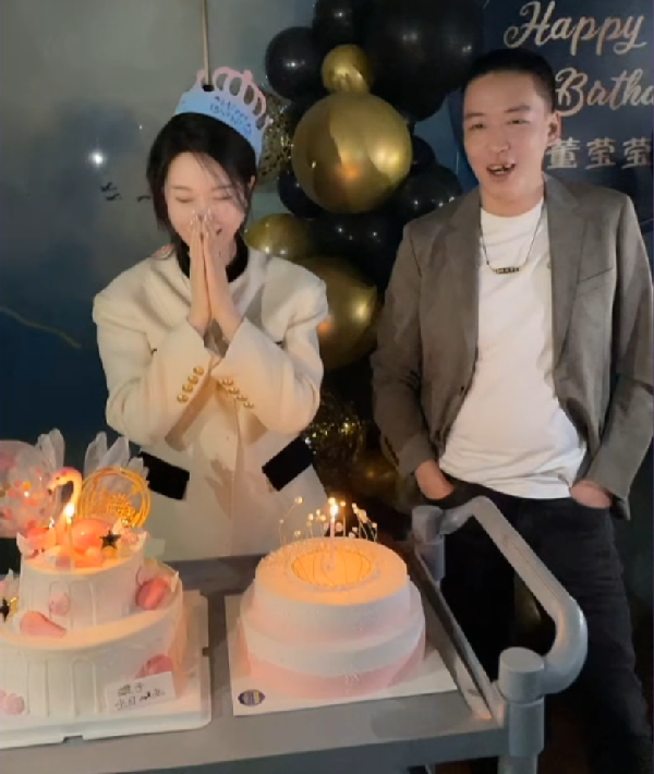 首页正文今晚刘一手也是手机直播庆生,董莹莹也是在声声祝福和老公的