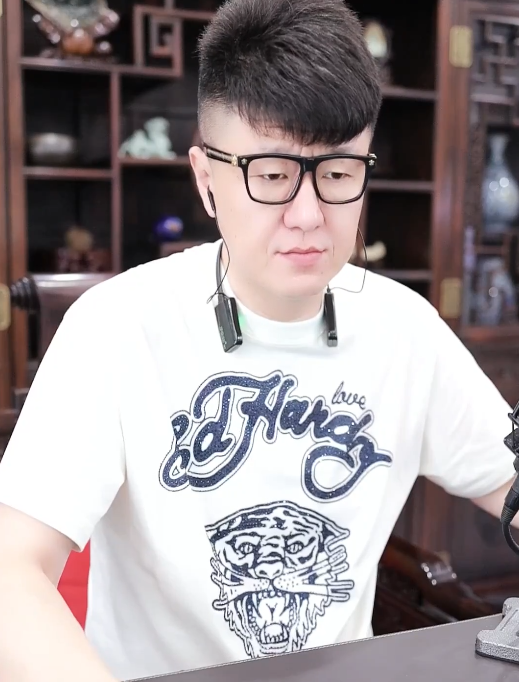 随手刷出10万礼物，佛：只有哦哥