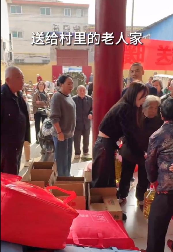 鱼闪闪衣锦还乡，为老人送温暖！