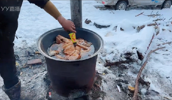 大东北户外铁锅炖猪头肉