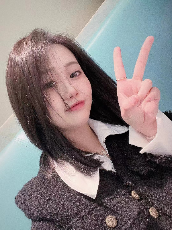 安雅琪秀身材？和闺蜜上海吃龙虾