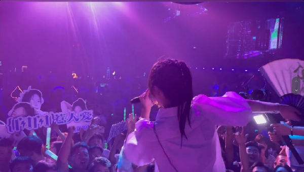 最燃女歌手，鱼闪闪近期路演商演