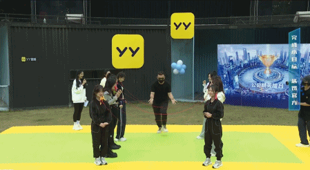 鱼闪闪线下活动被夹，太惨了