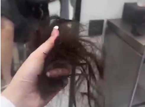 星妹妹洗头遇事故，剪掉一大团！