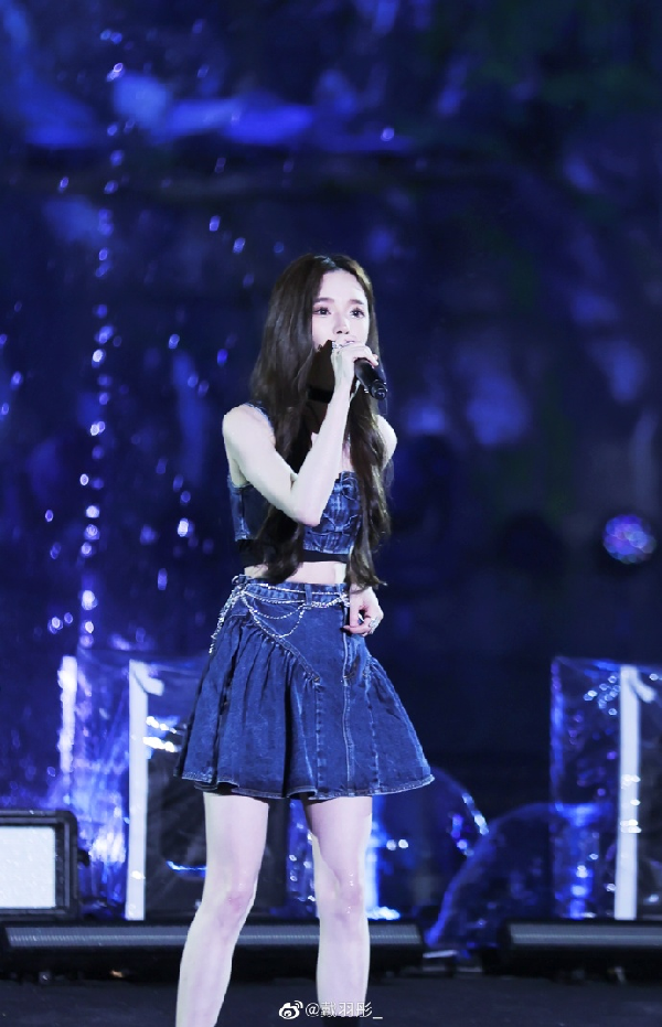 戴羽彤和明星同台演唱会高清图！