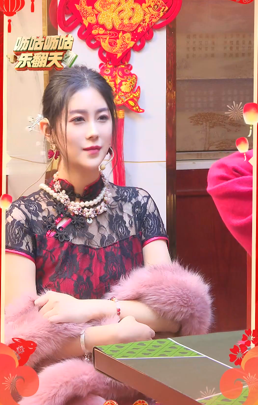 小洲无惧洲嫂？嘴对嘴与美女接牌