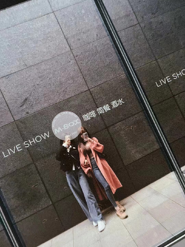 安雅琪秀身材？和闺蜜上海吃龙虾