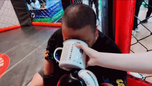 国威拳赛，小胖真功夫暴揍五花肉