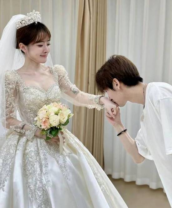 姐弟恋，小站电母然然领证结婚