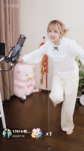 光脚跳科目三，文儿戴上痛苦面具