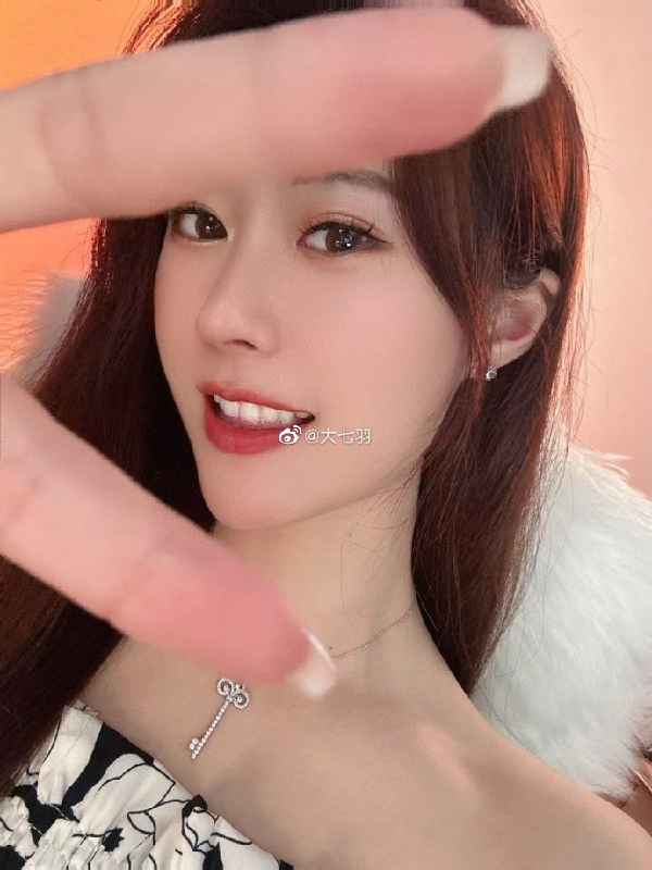 女神七羽晒日常，健身泡脚真健康