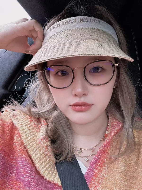 滑雪归来，囧囧丸自拍漏一墙包！