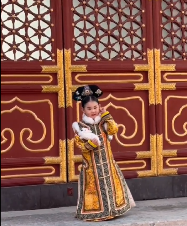 小毒液带女儿进宫，俏格格登场！