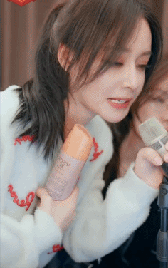 鱼闪闪亲妹妹素颜出镜，好漂亮！