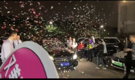 鱼闪闪明星待遇，商演保镖护航！