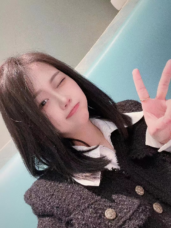 安雅琪秀身材？和闺蜜上海吃龙虾