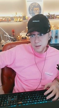 毕加索户外开播，带粉丝看别墅