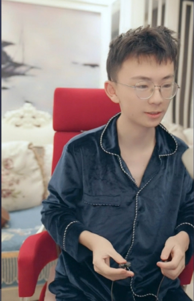 鱼闪闪背后的男人，正面出镜！