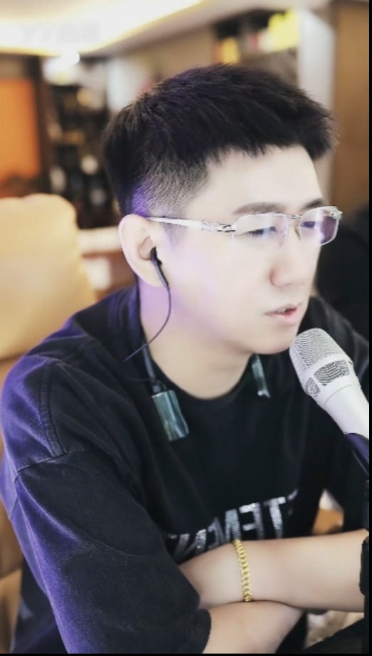 完蛋了！小浩曝直播间怒踢大叔？