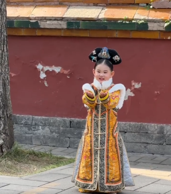 小毒液带女儿进宫，俏格格登场！