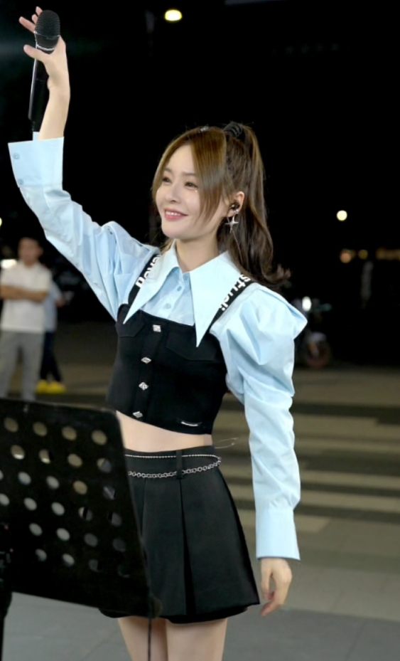 鱼闪闪户外路演,小粉丝献花点歌