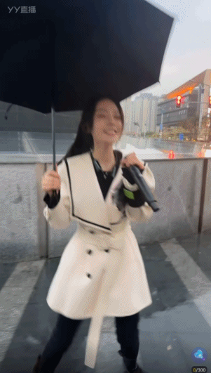 社牛鱼闪闪广州雨中户外唱歌！