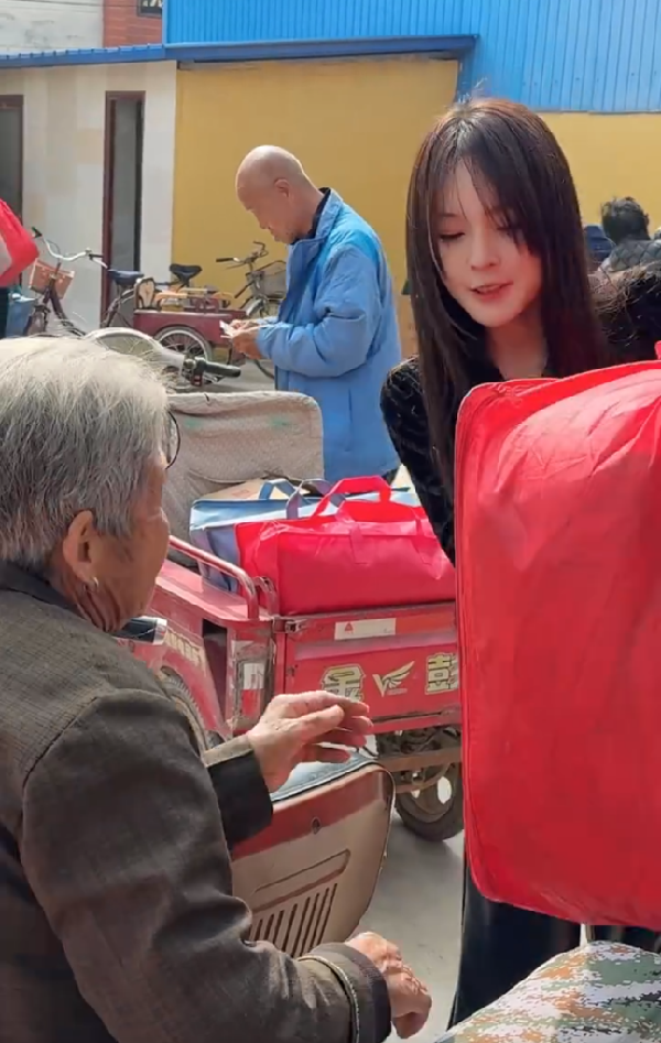 鱼闪闪衣锦还乡，为老人送温暖！