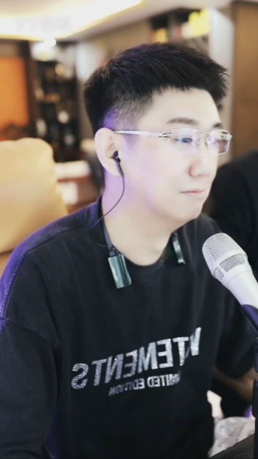 完蛋了！小浩曝直播间怒踢大叔？