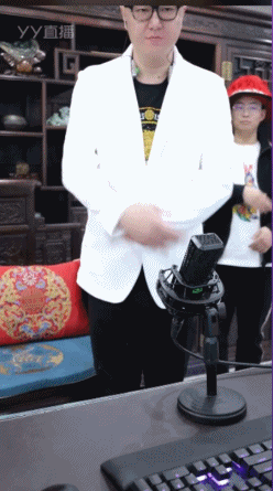 线上线下投食，大叔请大佛吃肘子