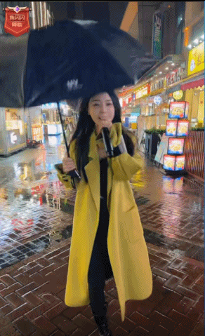 鱼闪闪姐弟户外，雨中唱歌！