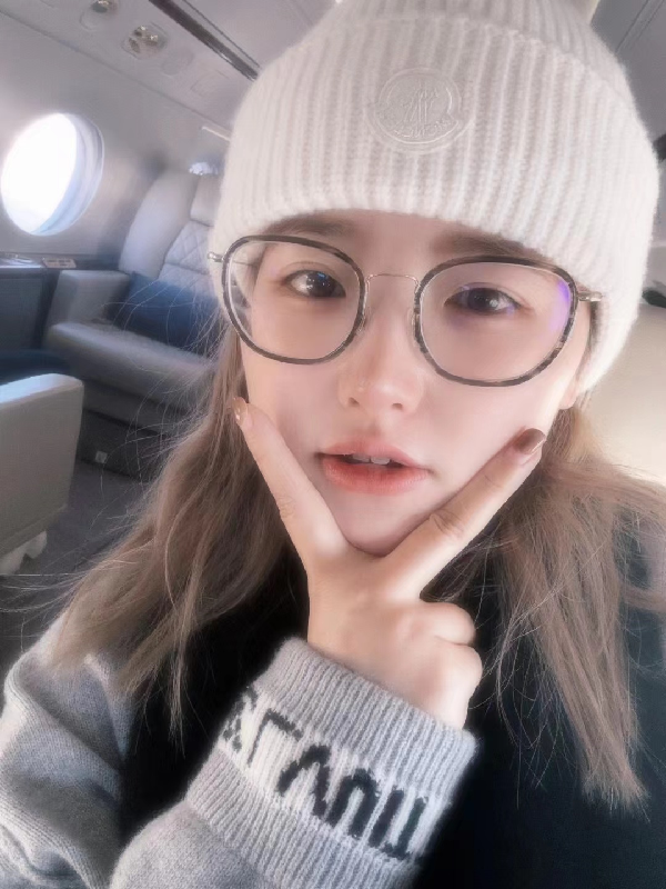 滑雪归来，囧囧丸自拍漏一墙包！