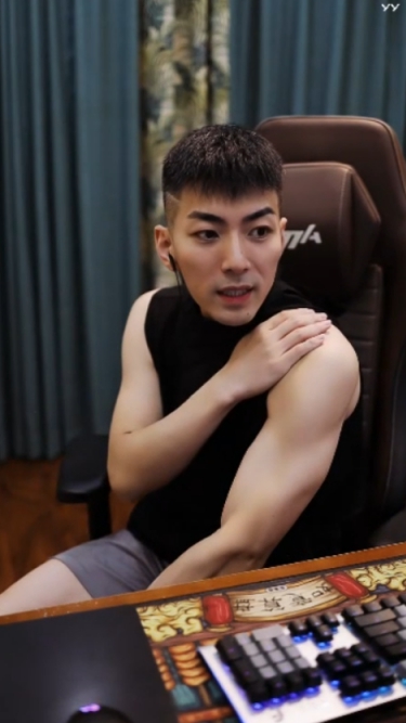 健身达人木梳晒肌肉