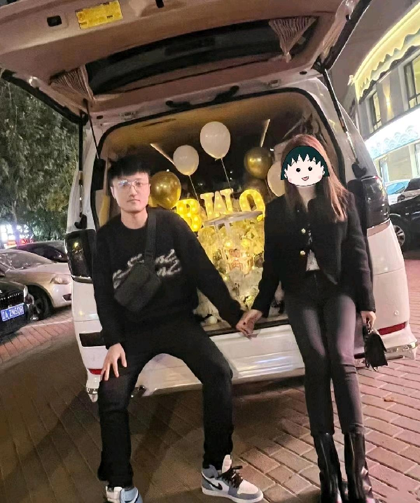 朦姐送百万锹生日惊喜，太恩爱了