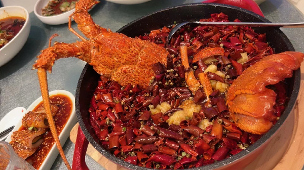 安雅琪秀身材？和闺蜜上海吃龙虾