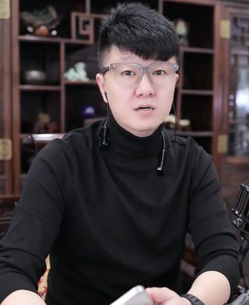 大佛曝神豪印钱用小号玩YY