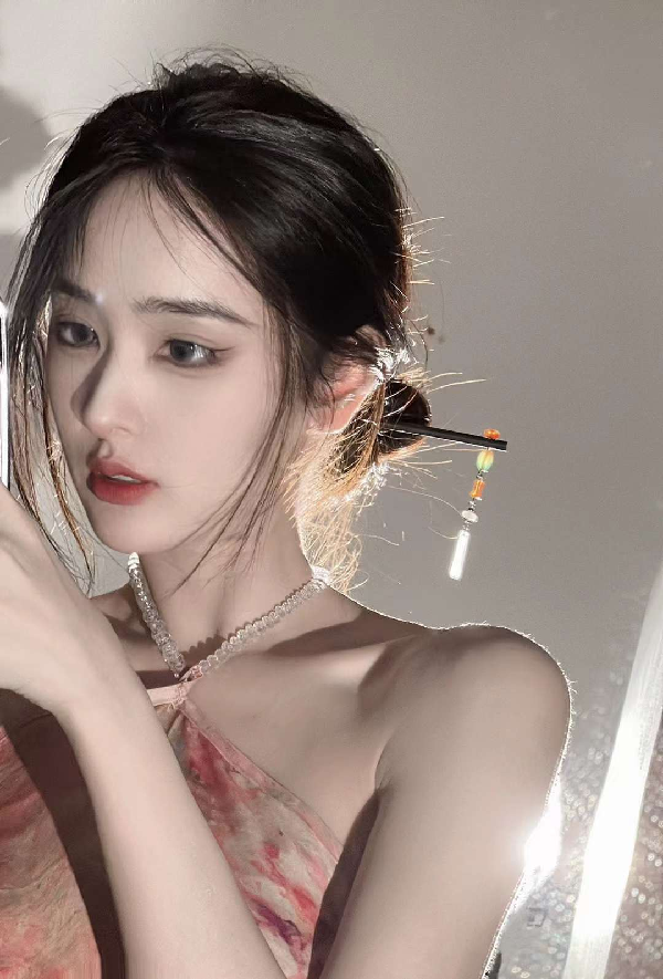 媚娘最新美照，闪闪发光迷人！