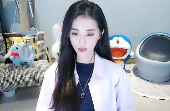 又是小金娃，她吃得真饱