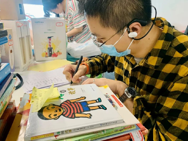 “E起护童 Y路同行”义捐义卖