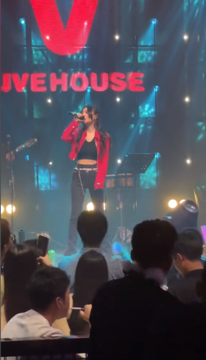 鱼闪闪live现场，路人视角演出！