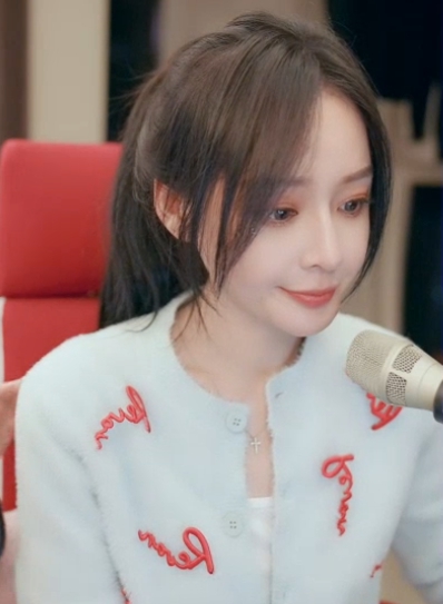 鱼闪闪亲妹妹素颜出镜，好漂亮！