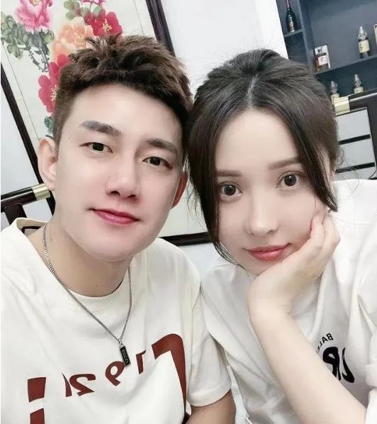 阿哲姗姗合影,与主播共庆新年!