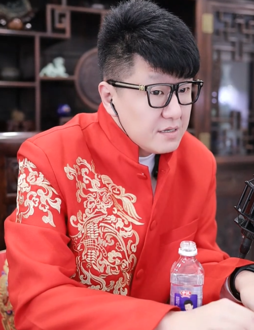 反向拜年！大佛新年送徒弟礼物