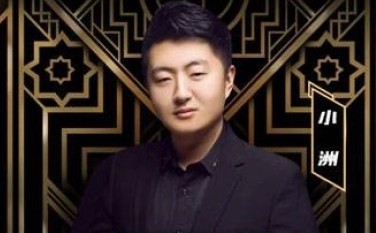 小洲见过哦哥，却不知道是谁