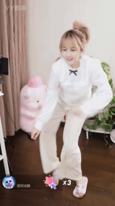 光脚跳科目三，文儿戴上痛苦面具